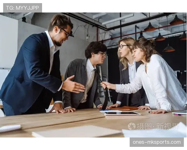当两位裁判出现分歧时，如何进行协商并最终决定判罚？
